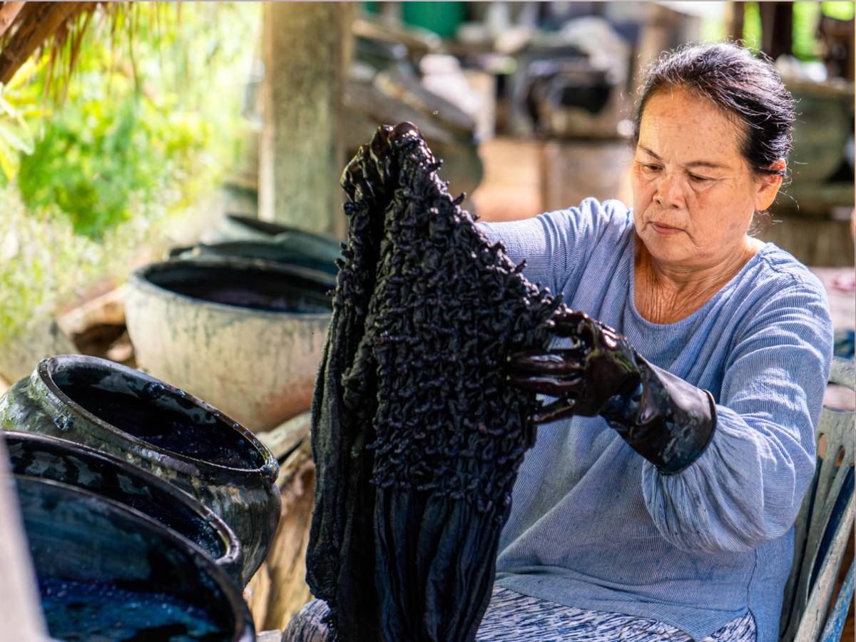 Colorazione artigianale con l'indaco a Ban Na Ton Chan, Thailandia