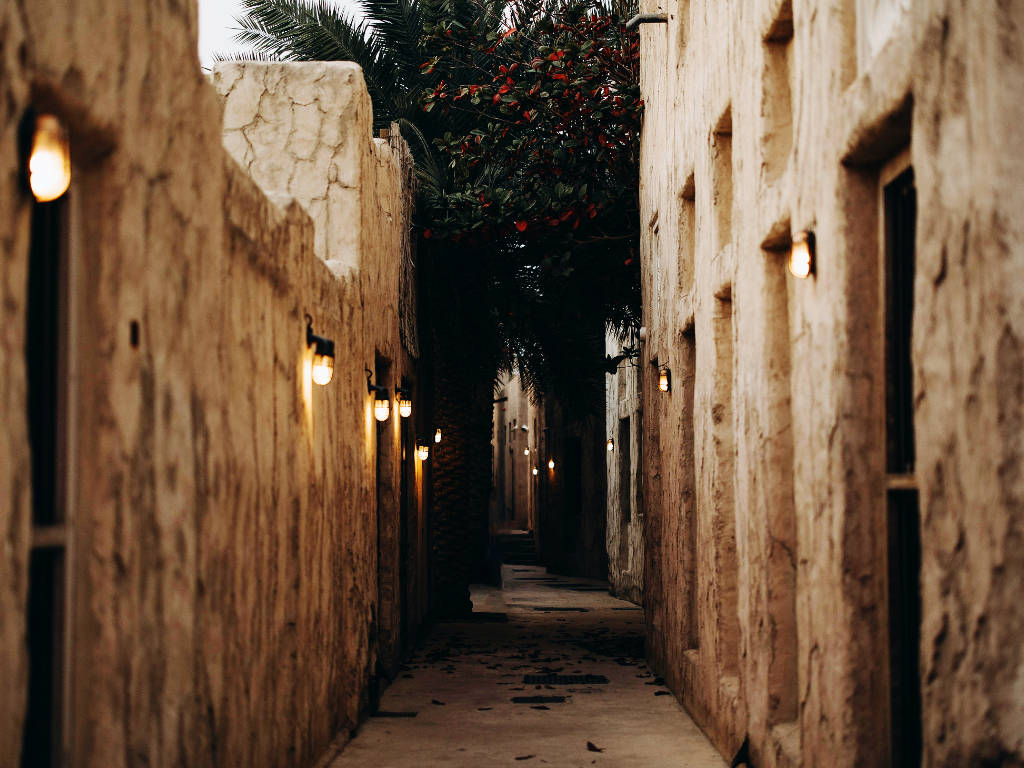 Souq e caffè arabo: la Dubai nascosta tra spezie, silenzi e caravanserragli urbani