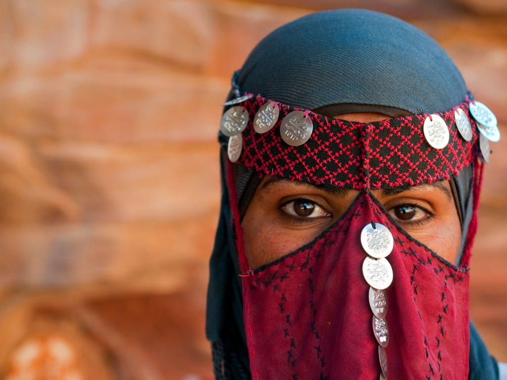 Ragazza Giordana in abiti tradizionali