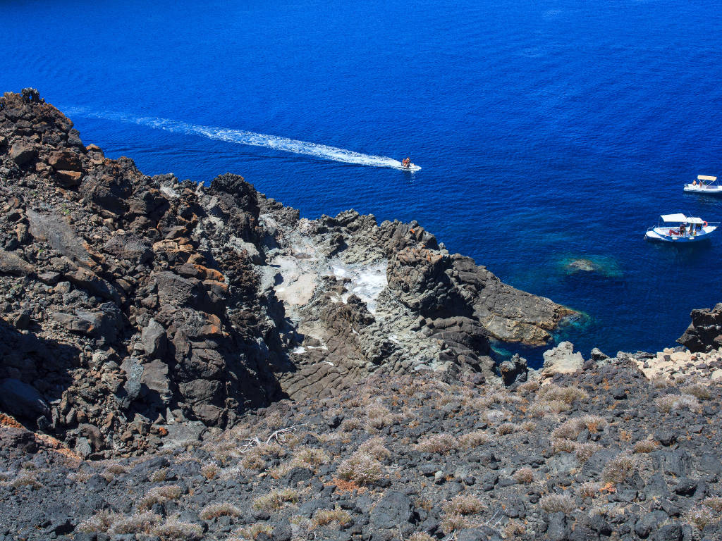 Pantelleria, l’Isola Nera: Dove il Fuoco ha Creato un Paradiso